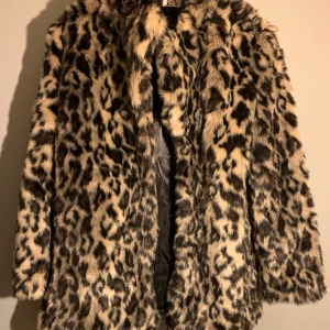 Pälsjacka i leopardmönster Linn Ahlborg X NA-KD.  - Pälsjacka i leopardmönster från Linn Ahlborg X NA-KD kollektionen stl 38. Använd en gång, nyskick. 