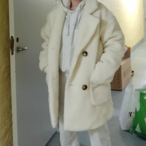 Teddyjacka - Cream Borg Midi Coat från Prettylittlething , oanvänd. "Get A/W ready with this cosy borg midi coat. Featuring a cream borg material, a button up front with pockets and a midi length, this coat can be teamed with any outfit."