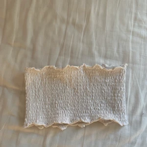 Topp - En fin vit banduetopp! Jättefint skick! Storlek xs. Pris: 40kr. Köparen står för frakten🌅