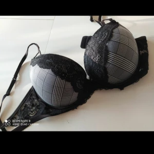 Helt ny push up bh med tags 85 D - Nypris 149:- snygg rutig med schyssta detaljer.