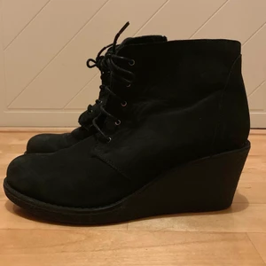 Svarta klackskor med snörning från Bianco - Vardagsklackskor från Bianco i str 39, fint skick! Kan hämtas, mötas upp om i närheten eller levereras, men köparen står för frakt! 