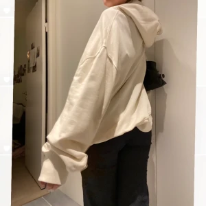 Oversized hoodie! - Cool oversized hoodie! Har mönster på luvan (se bild 2) ❤️❤️ jag är en storlek s men den är ganska stor så passa nog L också beroende på hur man vill att den ska sitta!