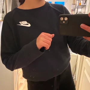 Nike swatshirt  - Väldigt fin Nike sweatshirt och inte alls använd mycket, passar både S och M😀 150kr+ frakt