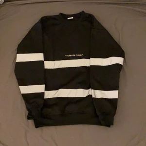 Sister and seekers ”turn on flash”  - Toppen skick originell sweatshirt från Sister and seekers. Ordinarie pris 400kr. Frakten är inräknad. 