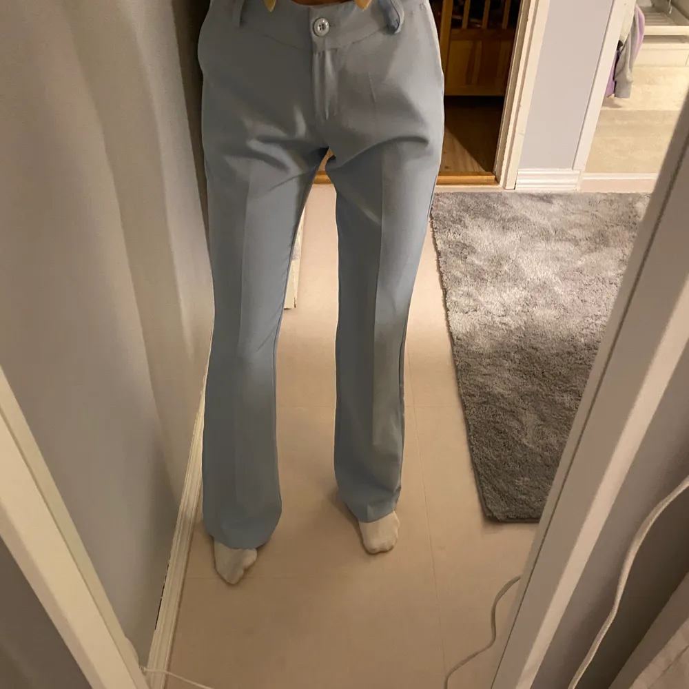 Jag säljer nu mina älskade blå byxor från design by si i storlek xs. Dom sitter perfekt i både midja och är perfekt längd för mig som är 162cm.✨😁 . Jeans & Byxor.