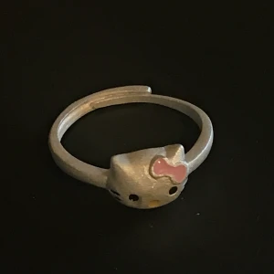 Hello Kitty ring - Liten söt Hello Kitty ring. Justerbar i storleken! Ej använt i vardagen. Lägg bud, högsta bud 35 kr, budning avslutats 5/12! 😊