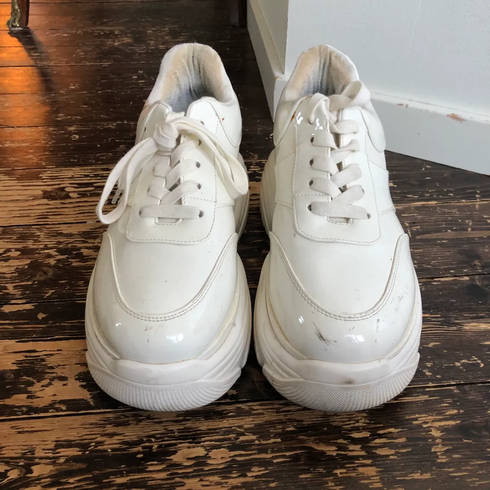 Vita sneakers i stl 39, knappt använda o är i fint skick, lite smuts på framsidan som ni ser på andra bilden! Köparen står för frakten<3. Skor.