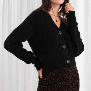 & other stories kofta - Svart cardigan från Other stories. Knappt använd! 