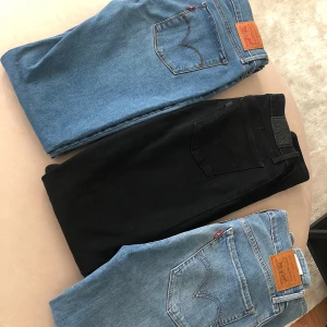 Levis Jeans stl. 27 & 26 - De blå är nästintill oanvända (max 1-2 ggr), de svarta är använda max 4-5 ggr. Så alla har fortfarande samma kvalitet som dem vore nyinköpta!                           Längst ned: LEVI’S Mile high crop flare jeans stl. W26 L26 - 350 kr   LEVI'S 710 Innovation super skinny stl. W27 L30 - 400 kr  LEVI'S 710 Innovation super skinny stl. W27 L30 - 400 kr  