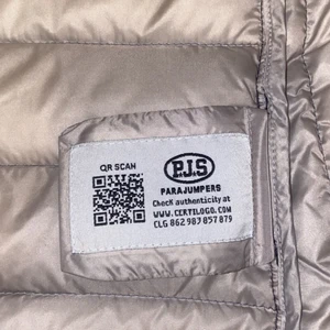 Parajumper väst dam  - Fint skick, st xs, Inge kvitto med för de har ja tappat bort men QR koden visar att den är äkta. Nypris 2700. Betalning sker via swish 