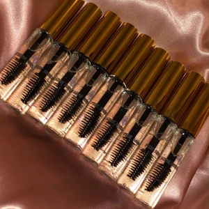 Serum till ögonfransar & bryn - Serum till ögonfransar och ögonbryn. 🔥   Serumet ger längre och fylligare fransar/bryn.  100% veganska och naturliga ingredienser. 🌱🌿 Serumet är 10ml och räcker 3-4månader.   Pris: 65kr + 12kr frakt Användning: För bästa resultatet ska serumet användas minst gång om dagen i en månad. Om det är på ögonfransarna är det viktigt att lägga på franslinjen också. Efter en månad räcker det att använda 2 gånger i veckan. Serumet kan även användas innan läggdags så man har på det medan man sover.✨   Med tanke på att ingredienserna är 100% naturliga kan det dröja tills man ser resultat, men det är värt det. Resultaten är även individuella. 