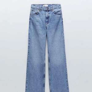 Säljer ett par zara jeans med lappen på och har aldrig använt, ändas provade! De är raw cut så man kan klippa de i vilken längd man vill. Skriv för mer bilder (köparen står för frakten)