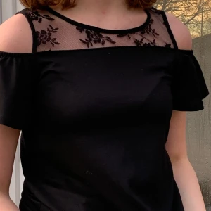 Svart fintröja - Gammal blus från lindex i storlek 170/S men passar mig som har M💗 Frakt runt 45 kronor, skriv för mer info!