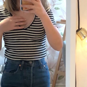 Randig top - Jättefin randig top från gina tricot i storlek S✨💗 superfint skick, säljs pga lite stor för mig😇 V-ringad fram och bak✨