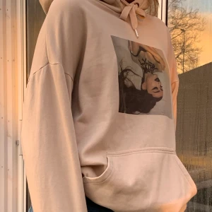 Ariana Grande Hoodie - Jätteskön Ariana Grande hoodie från HM i storlek M💗 Frakt runt 45 kronor, skriv för mer info!