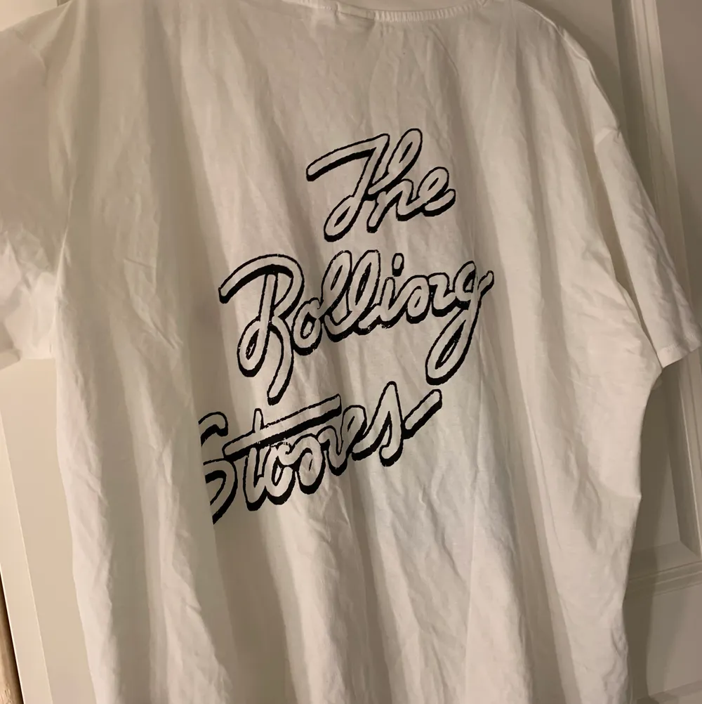 Rolling Stones T-shirt, jag är en strl xs/s men denna XL passar bra på mig som oversized. Helt ny endast testad, säljer för att den ej kommer till användning. Köparen står för frakt <3. T-shirts.