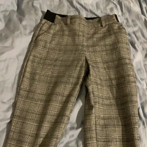 Rutiga byxor med resår på baksidan  - Säljer dessa byxor då de också är för små för mig. 