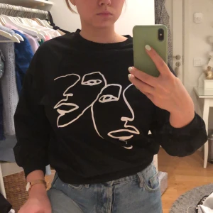 Tröja - Svart tröja med ansikten på. Super snyggt basic plagg. Köpt på ZAFUL. Storlek M men mer som S. Använd men i bra skick. Köparen står för frakt 📦 