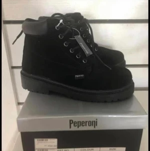 Nya kängor - Helt nya oanvända höst/vinterkängor.  Storlek 37 Glömdes förra året och nu försmå.  Nypris 450kr Säljer de för 300kr Finns i osby