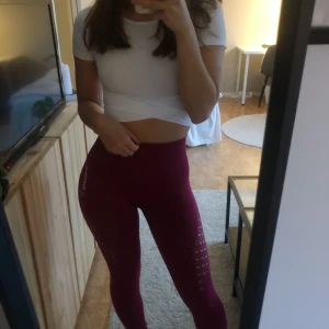 Gymshark tights - Säljer dessa superfina tights i lila/röd färg från gymshark. Högmidjade. Säljer för 250kr exkl frakt eller högstbudande. 