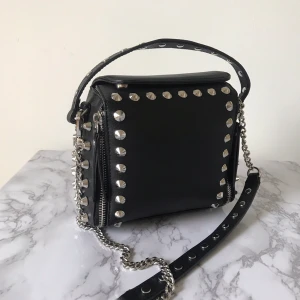 Zara väska med nitar - Säljer min populära väska med nitar! Knappt använd och mycket bra skick!! Väldigt populär så buda i kommentarerna 💕 Högsta bud: 410kr