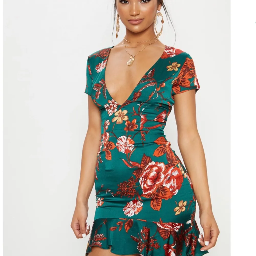 Hej säljer min splitens nya PLT trendiga klänning taggen o allt fins kvar i storlek 34😊. Klänningar.