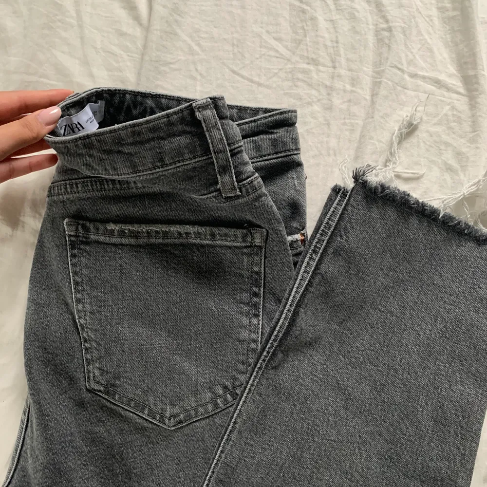Snygga grå ”Hi rise slim fit” jeans från Zara, nästintill aldrig använda! 🤍 Köpta för 359kr, säljer för 189kr eller bud. Kan mötas upp eller skicka (+frakt då!) 🤍 . Jeans & Byxor.
