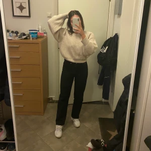 Levis Jeans - Säljer då de är för små för mig. Modellen är ribcage straight. Lite små så skulle säga att de passar strl 25 också. Köpte de dehär året, kan diskutera priset 