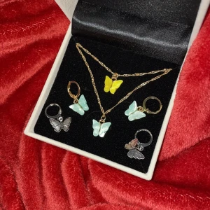  🦋 halsband  - Säljer fjäril halsband och örhängen 🦋🔥helt nya! Halsband 60kr + 11 frakt , örhängen 40kr ljusblå set för 100kr!! 💕💋❤️❤️ 