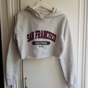  - Croped hoodie från Gina Tricot