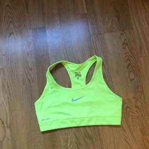  - Neongul sporttopp från Nike i fint skick. Frakt ingår 😊