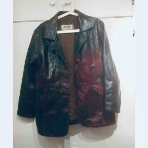  - Retro jacka från jofama - brun med oxblodsfärgade detaljer.  Passar M på herr och L på dam  105kr på frakt!  