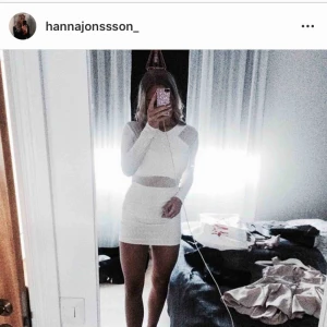  - Intressekoll på min fina vita klänning, köptes för 699kr, cut-outs i mesh , riktigt snygg och följer kroppen fint! Skönt tunt tyg, stretchigt!  Använd vid 1 tillfälle i ett par timmar, den är alltså i nyskick! Bud? 🌸🥰