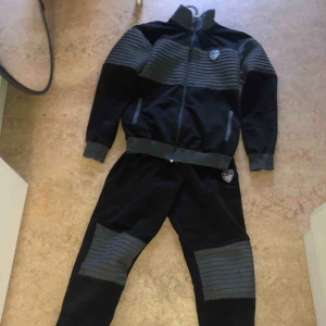  - En Armani dress i storlek M, använd max 4 gånger, priset kan diskuteras. 