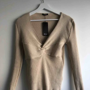  - Helt oanvänd bekväm stickad tröja från Nastygal i stretchigt material. Superfin, men säljer pga var aningen för stor för mig! 