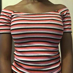  - Randig off shoulder tröja från Gina Tricot.  Storlek XS, passar S.  Frakt är 39kr Sänker pris vid snabbköp! 