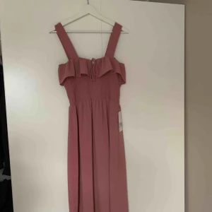  - Helt ny klänning från zara. Aldrig använd med prislapp kvar. 