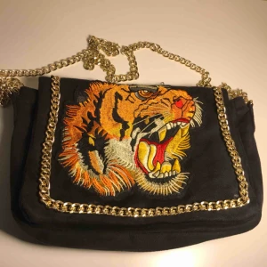  - Svart väska med tigerloggo.  Har använt några gånger men är i väldig god skick. Pris kan förhandlas. 