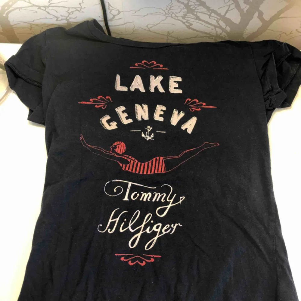 Säljer en t-shirt från Tommy hilfiger i storlek xs. Använd få gånger men ser ut som ny. Säljs pgr för lite . T-shirts.