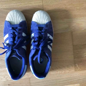  - mörklila adidas superstar, köpta secondhand så de är lite slitna men hela. lite rosa missfärgning på insidan av sulan men annars inga skavanker. 🌿🌿