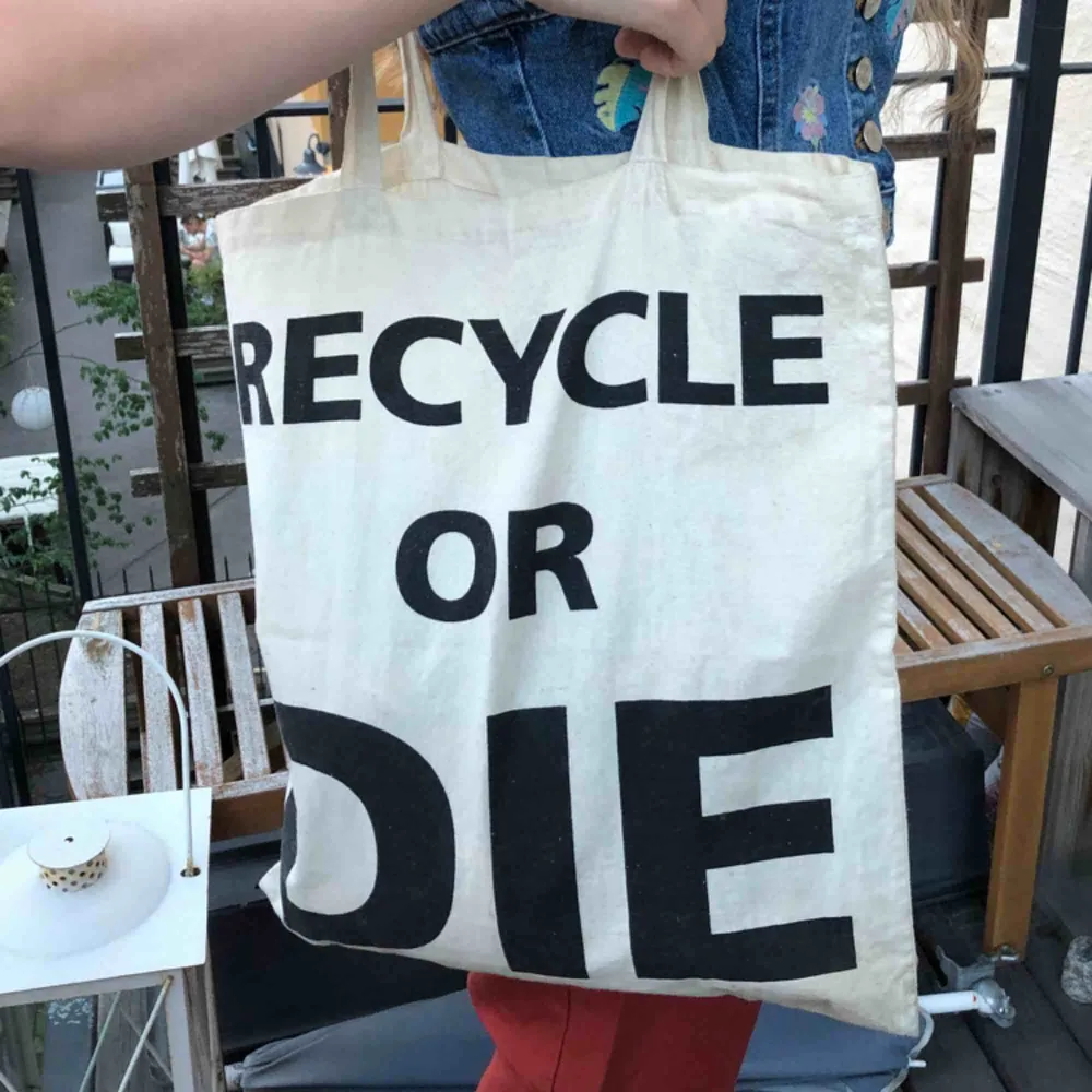 Tygkasse med texten ”recycle or die”. Möts upp i Stockholm alternativt att köparen betalar frakt!. Väskor.