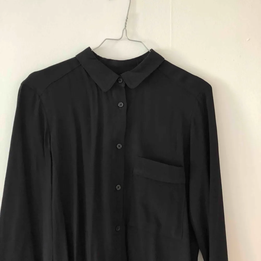 Helt ny svart skjorta från Carin Wester Finns i Malmö eller skickas. Köparen står för frakten. Skjortor.