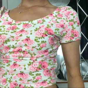  - Söt somrig topp som passar till ALLT! Från HM och i väldigt bra skick. Storlek XS och passar perfekt, men med tanke på att materialet är strechigt kan den passa större också. 