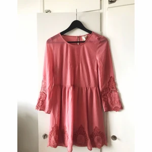 Rosa klänning - Superfin somrig klänning med spetsdetaljer. Dragkedja i sidan och tunt fodrad. Storlek S, men är mer som en XS i axlarna.   Frakt 29kr eller upphämtning i Sundbyberg/Solna/Stockholm