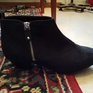  - Knappt använda skor med klack