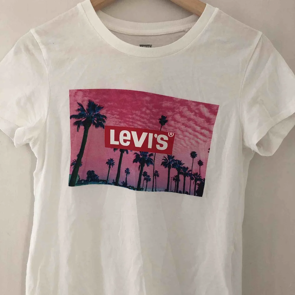 En helt ny Levis t-shirt. Säljs pga inte min stil. Köpt för 1 månad sedan och använd 1 gång topp topp skick.. T-shirts.