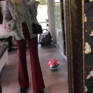  - Nästan oanvända röda kostymbyxor från Zara. Storlek S, passar perfekt till de som har lite längre ben. Kan mötas upp i Sthlm annars står köparen för frakt😊