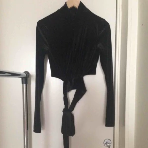  - Crop top som man knyter på baksidan. "Sammets" material.  OBS! Säljer endast till personer som kan hämta upp plagget i Helsingborg  