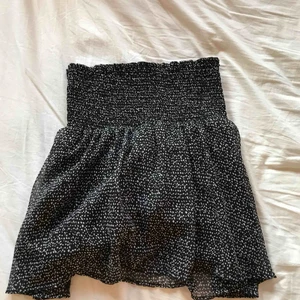  - En kjol som jag har köpt från second-hand. Men är från Åhléns. Den är rätts så stor i storleken så den är in sydd.