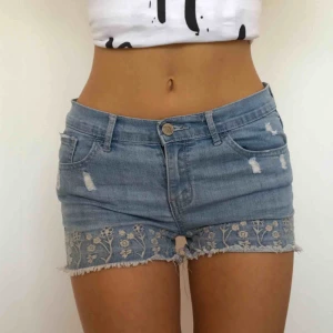  - Söta lågmidjade jeans. De små blommorna gör dem mycket unika! Du kommer inte hitta liknande någonstans. 